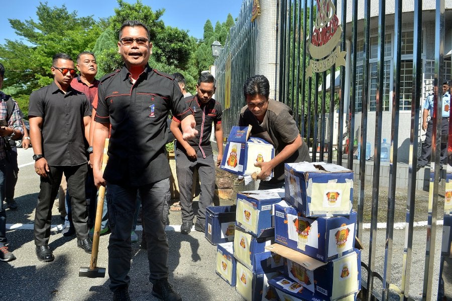 Police Arrest Jamal and Supporters for Beer Smashing Act, Selangor Umno Says Not Related to Them - WORLD OF BUZZ 1