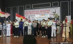 Primary Students Made to Sing UMNO Song and Wave UMNO Flags During School Event - WORLD OF BUZZ 2