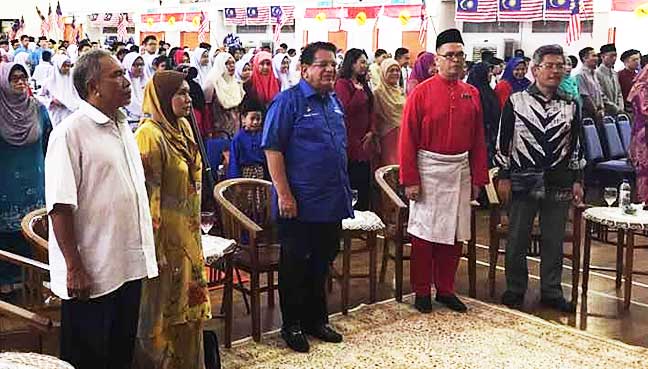 Primary Students Made to Sing UMNO Song and Wave UMNO Flags During School Event - WORLD OF BUZZ 3