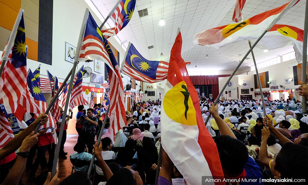 Primary Students Made To Sing Umno Song And Wave Umno Flags During School Event - World Of Buzz