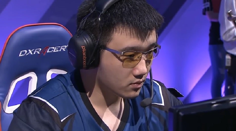 Professional LOL Player Vasilii Beats Girlfriend and Gets Arrested During Live-Stream - WORLD OF BUZZ 3