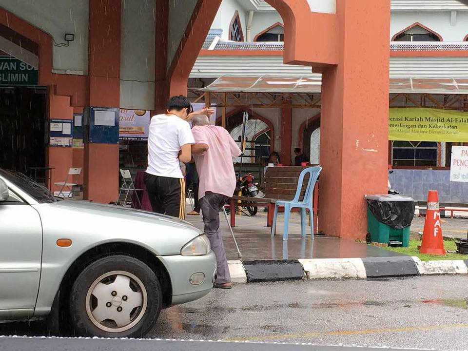 Subang Teenager Helps Elderly Man Walk to Mosque in Rain, Earns Praise from Netizens - WORLD OF BUZZ 5