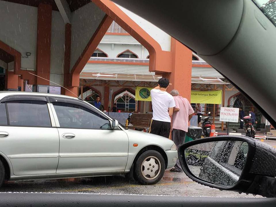 Subang Teenager Helps Elderly Man Walk to Mosque in Rain, Earns Praise from Netizens - WORLD OF BUZZ 7