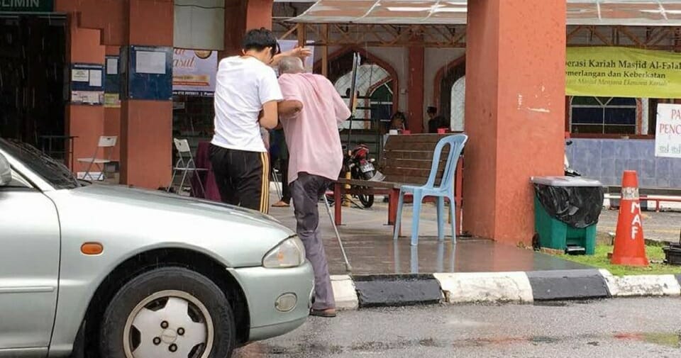 Subang Teenager Helps Elderly Man Walk To Mosque In Rain, Earns Praise From Netizens - World Of Buzz 8