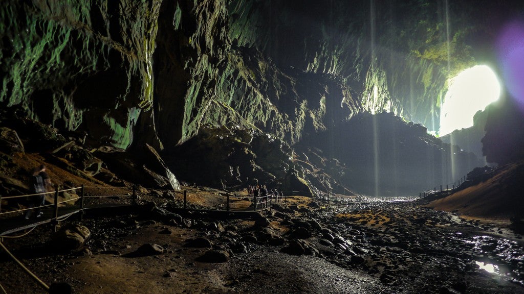 There's a 'Deer Cave' in Malaysia and It's the Second LARGEST Cave in the World! - WORLD OF BUZZ 5