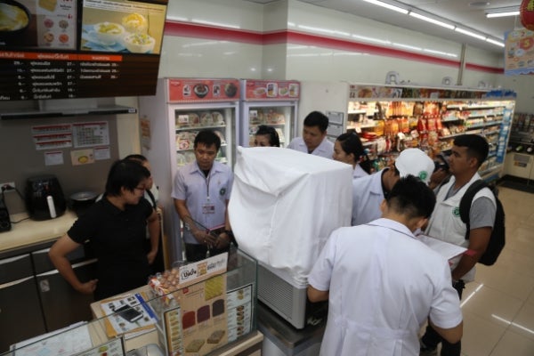 This 7-Eleven in Bangkok Now Has a Beer-Dispensing Machine! - WORLD OF BUZZ 1