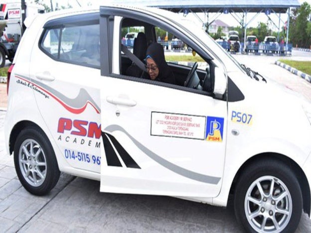 This 73-year-old Malaysian Granny Finally Got Her Driver's Licence - WORLD OF BUZZ 1