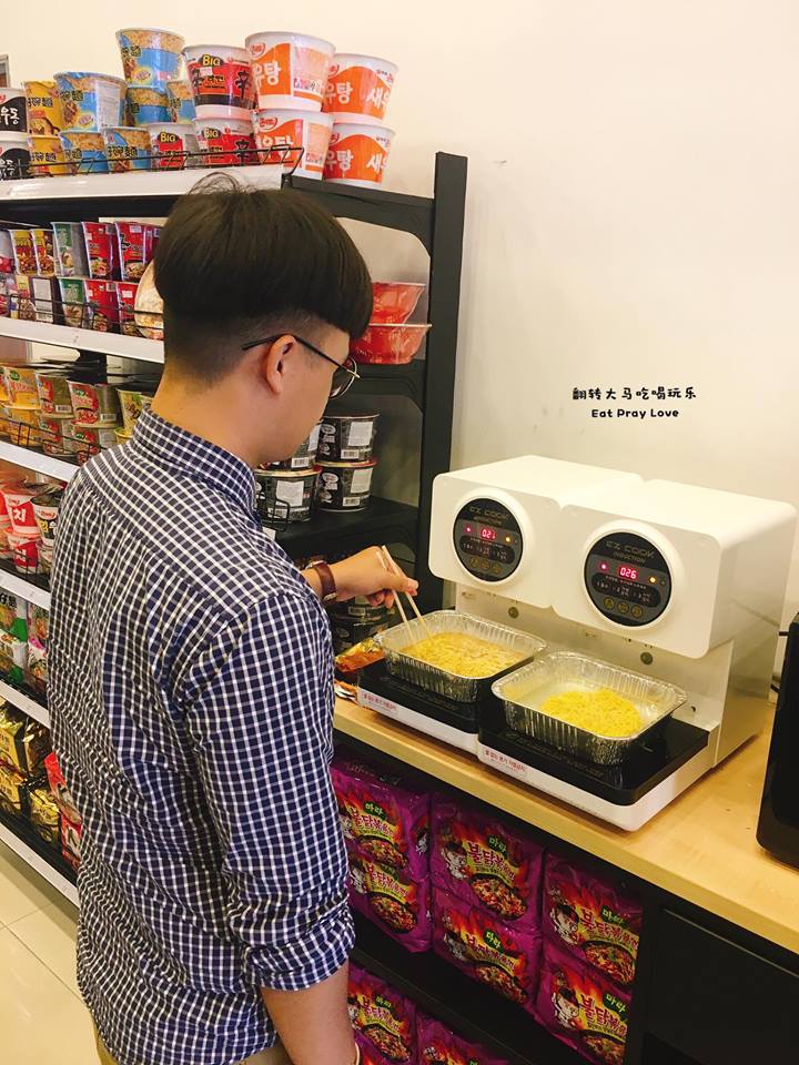 This New Kl Convenience Store Has Its Very Own Cooker For Delicious Instant Noodles! - World Of Buzz