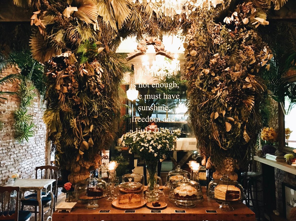 A Secret Floral Cafe Hidden Deep In Bangkok's Flower Market That'll Amaze You - WORLD OF BUZZ 4