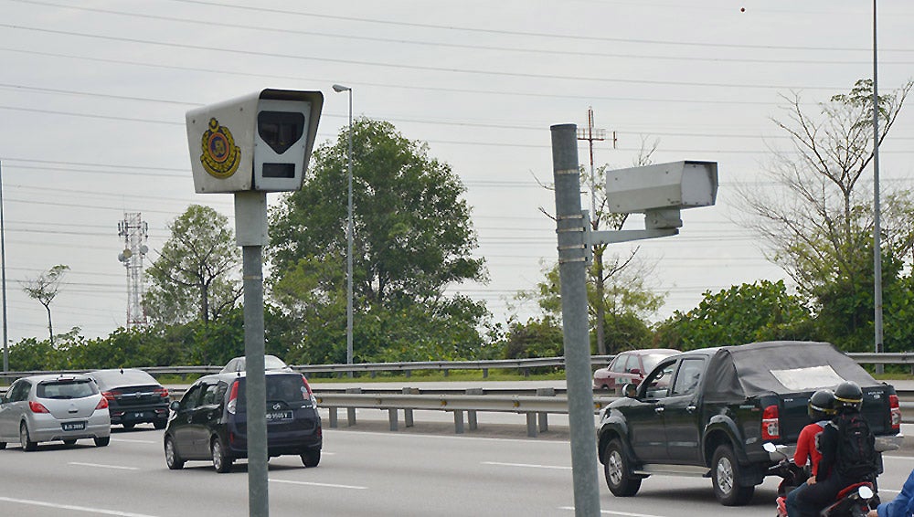 AES Cameras May Be Used to Capture Motorists Using Mobile Phones While Driving - WORLD OF BUZZ