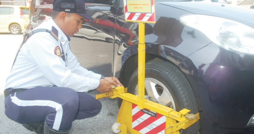 Angry Driver Sprays Mpsj Officer With Corrosive Liquid After Getting Car Clamped - World Of Buzz 2