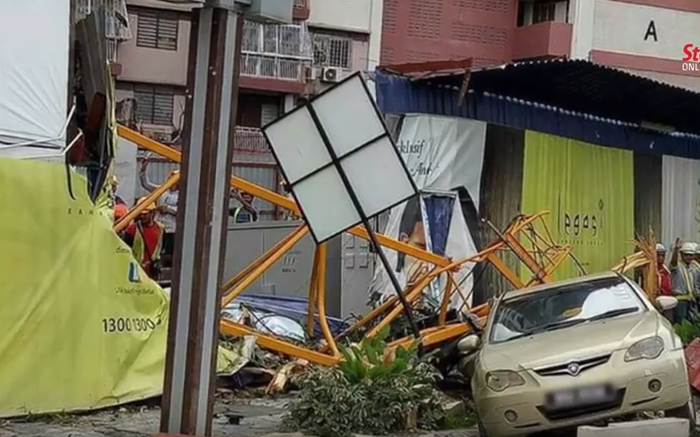 Construction Crane Suddenly Collapses And Leaves 3 People Injured - World Of Buzz 3