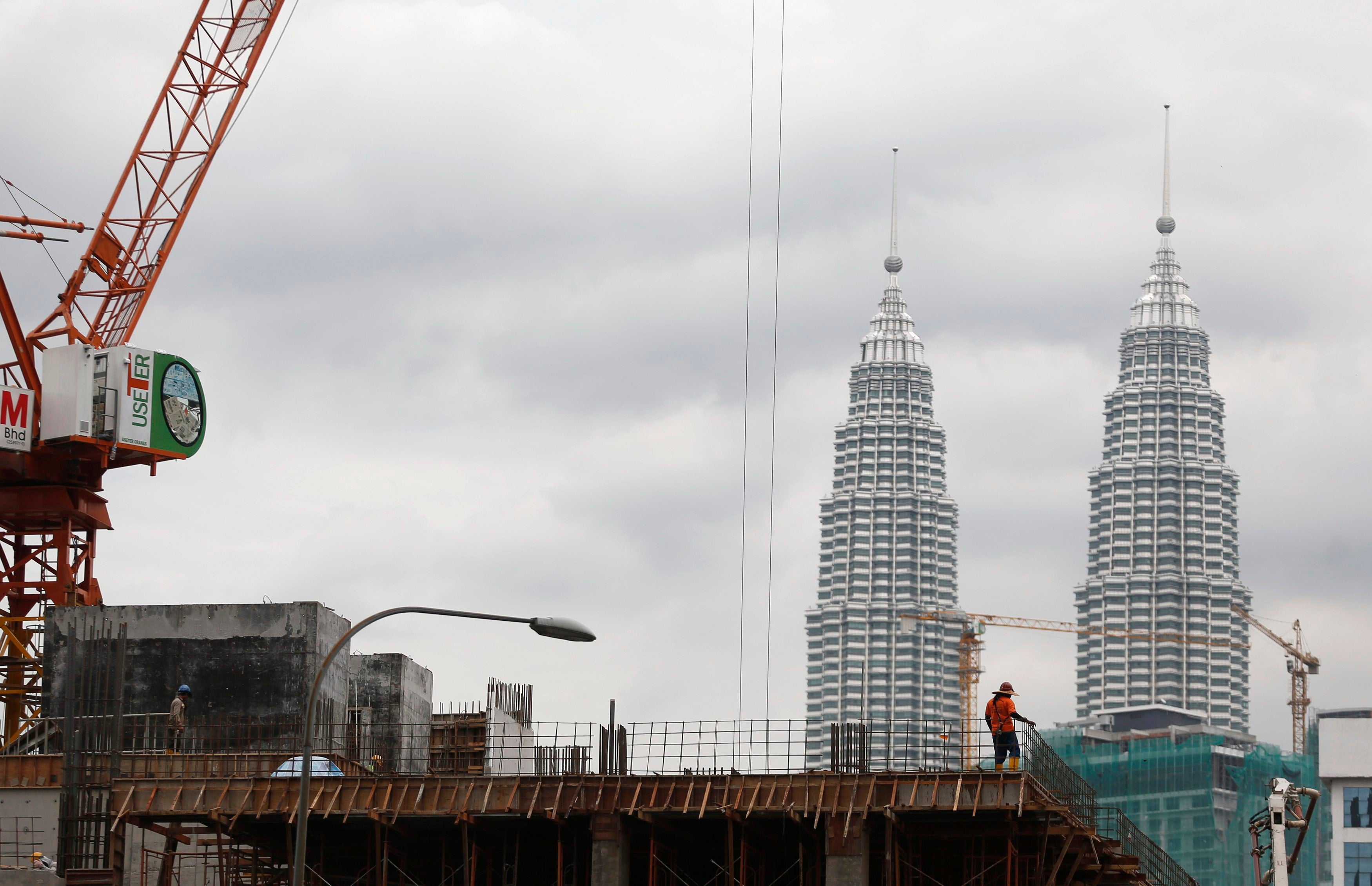 Expert Predicts M'sia's Property Market Crash In 2018, House Prices Will Drop Drastically - World Of Buzz 2
