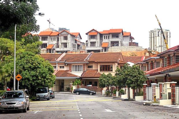 Expert Predicts M'sia's Property Market Crash In 2018, House Prices Will Drop Drastically - World Of Buzz