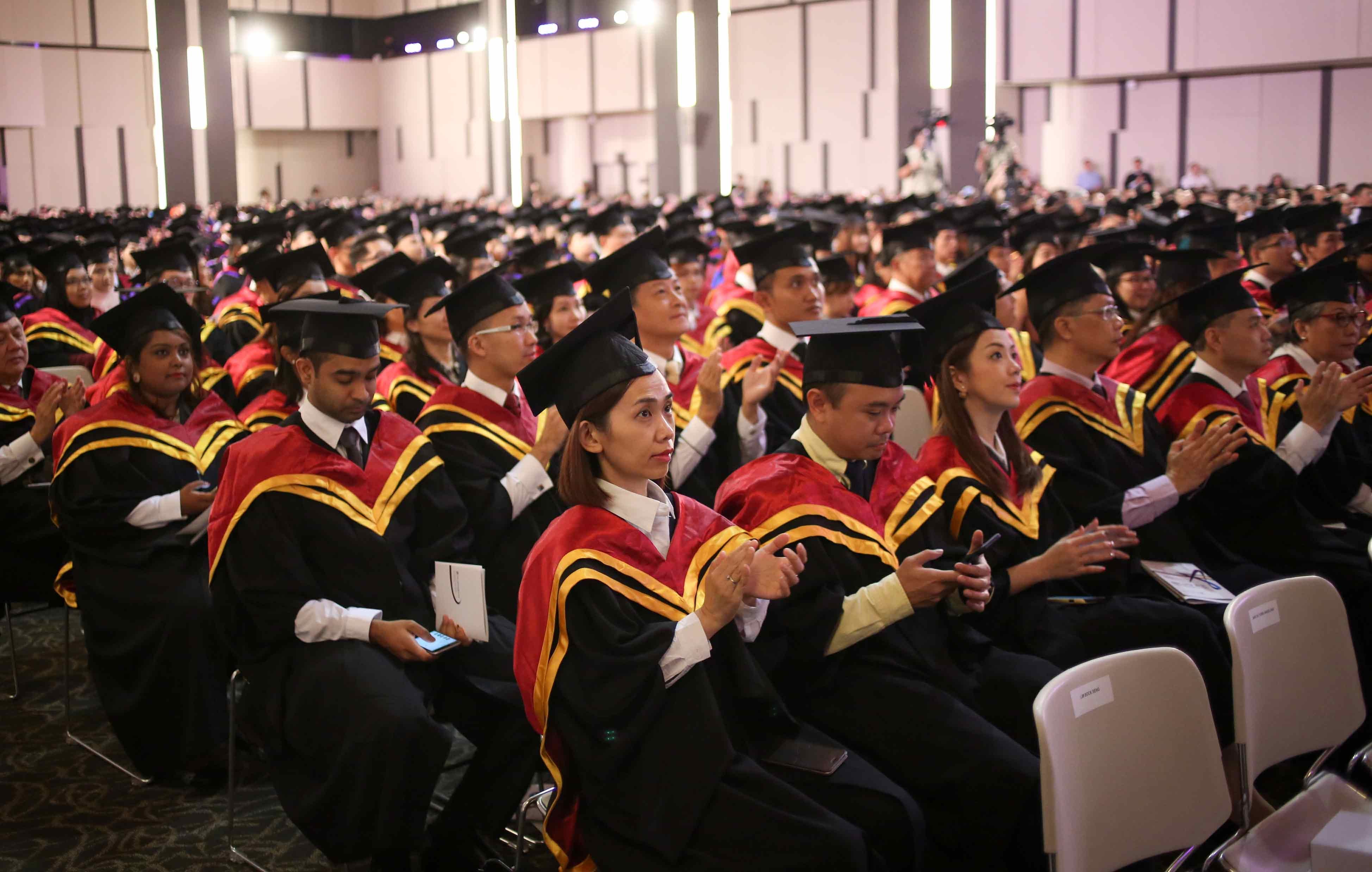 Experts Say Fresh Grads in Malaysia Face Bleak Job Prospects in 2018 - WORLD OF BUZZ