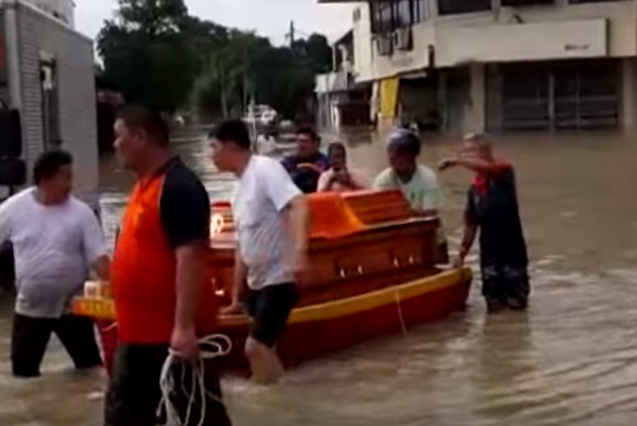 Family Forced To Use Boat To Transport Deceased Relative's Coffin Due To Penang Floods - World Of Buzz 1
