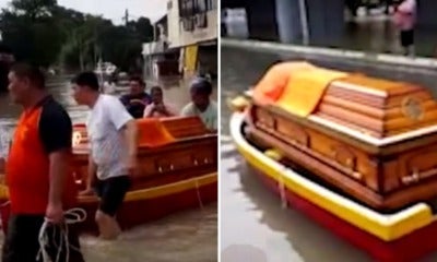 Family Forced To Use Boat To Transport Deceased Relative'S Coffin Due To Penang Floods - World Of Buzz 2