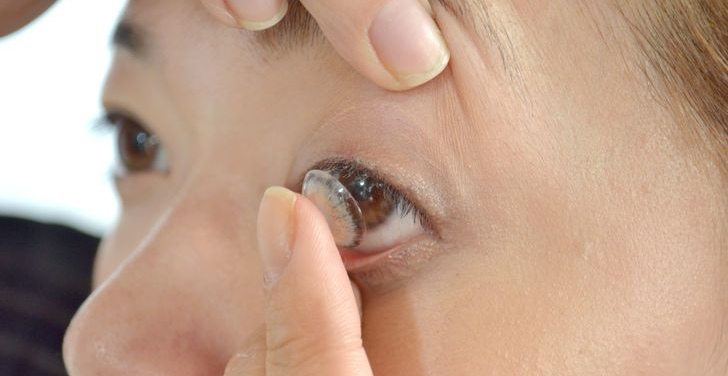 If You're A Contact Lens Wearer, Here Are 5 Thing You NEED to Know - WORLD OF BUZZ 2