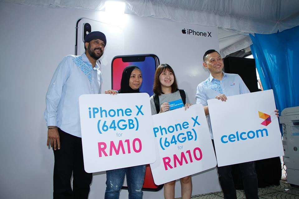Malaysian Lady Queues Up 4 Nights for iPhone X, Ends Up Buying it For Just RM10! - WORLD OF BUZZ 3