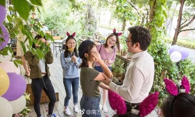 Man Buys 25 Iphone X To Propose To Gf, Gifts One To Every Friend After Proposal - World Of Buzz 2
