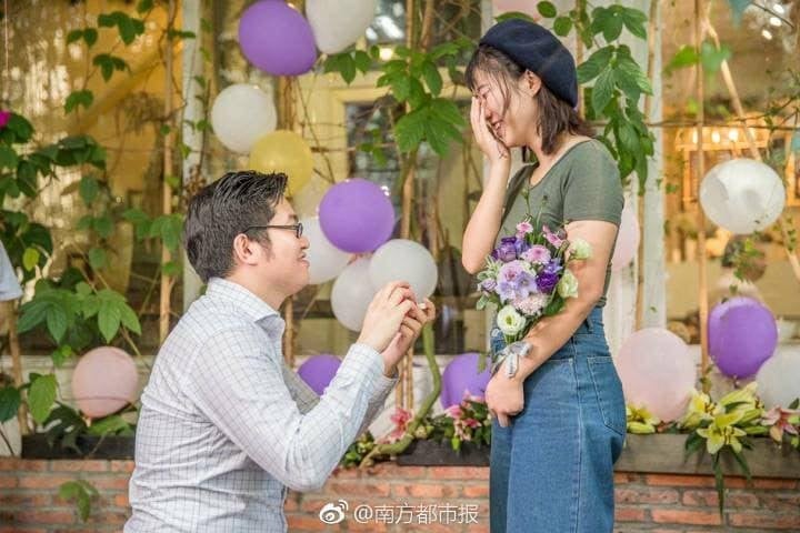 Man Buys 25 Iphone X To Propose To Gf, Gifts One To Every Friend After Proposal - World Of Buzz