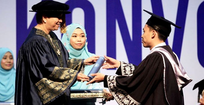 M'sian Teen Charged With Murder, Now Graduated With Mba Behind Bars And Going For Phd - World Of Buzz