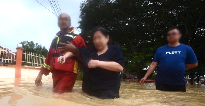 penangnite father shares how 16yo daughter begged mum to leave her amid rising floodwater world of buzz 1