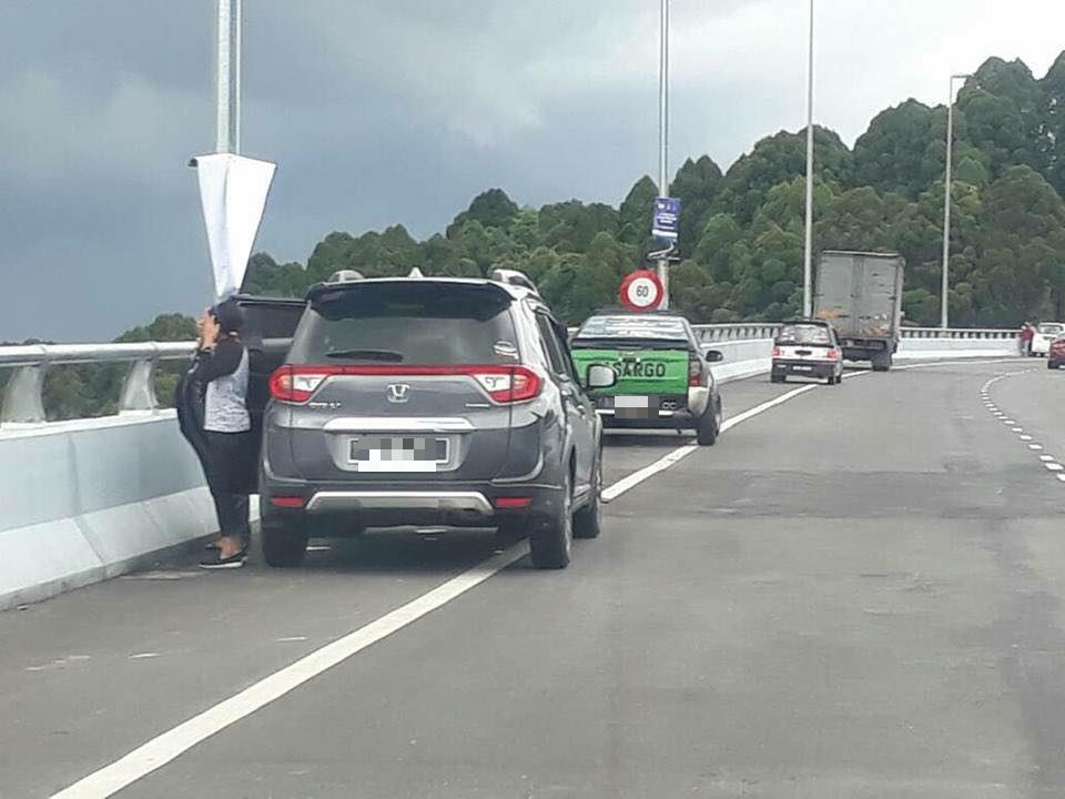 The Rawang Bypass Just Opened And M'sians Are Already Dangerously Taking Selfies On It - World Of Buzz 1