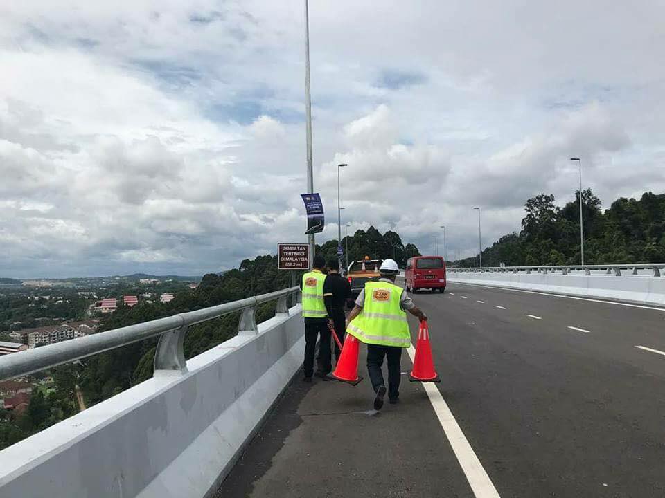 The Rawang Bypass Just Opened And M'sians Are Already Dangerously Taking Selfies On It - World Of Buzz 2