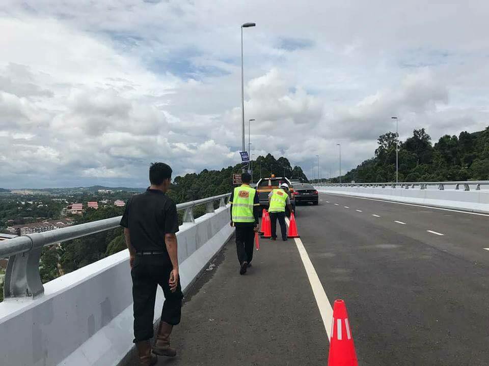 The Rawang Bypass Just Opened And M'sians Are Already Dangerously Taking Selfies On It - World Of Buzz 5