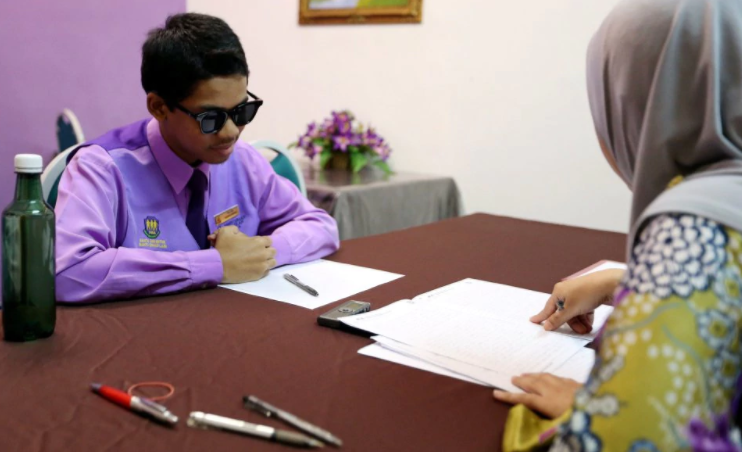 This Form 5 Student Went Blind 2 Weeks Before SPM, and He Just Completed His First Paper - WORLD OF BUZZ 1