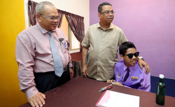 This Form 5 Student Went Blind 2 Weeks Before SPM, and He Just Completed His First Paper - WORLD OF BUZZ