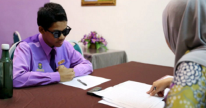 This Form 5 Student Went Blind 2 Weeks Before SPM, But He Just Completed His First Paper - WORLD OF BUZZ