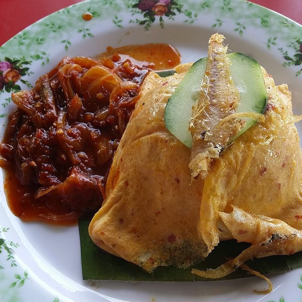 This Stall in Kajang Serves 'Nasi Lemak Telur Bungkus' and We Can't Stop Drooling! - WORLD OF BUZZ