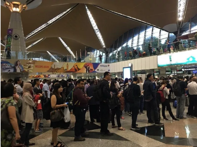 Travellers Experiencing Massive Congestion at KLIA Departure Hall Due to System Error - WORLD OF BUZZ 1