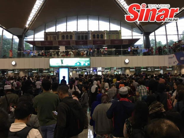 Travellers Experiencing Massive Congestion at KLIA Departure Hall Due to System Error - WORLD OF BUZZ 2
