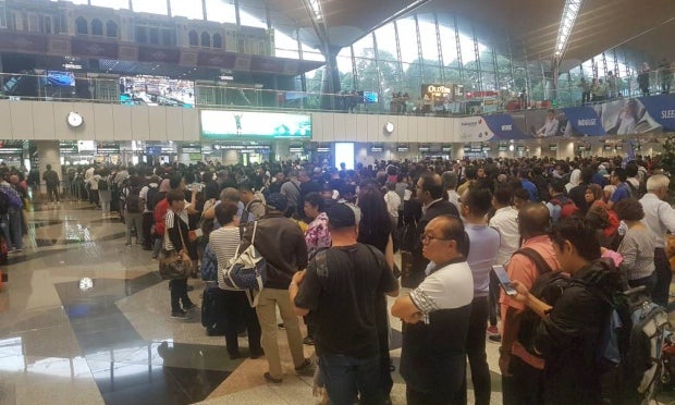 Travellers Experiencing Massive Congestion at KLIA Departure Hall Due to System Error - WORLD OF BUZZ