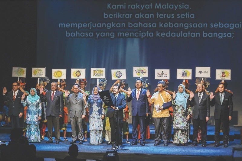&Quot;We Must Protect The Malay Language And Stop Advancement Of English In M'sia,&Quot; Says Minister - World Of Buzz