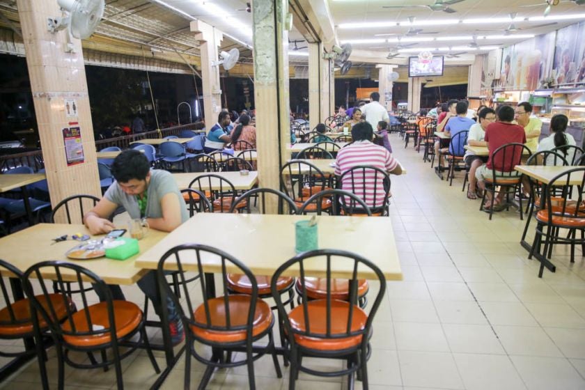 "24-Hour Eateries Encourage Malaysians to Have Unhealthy Lifestyle," Doctor Says - WORLD OF BUZZ