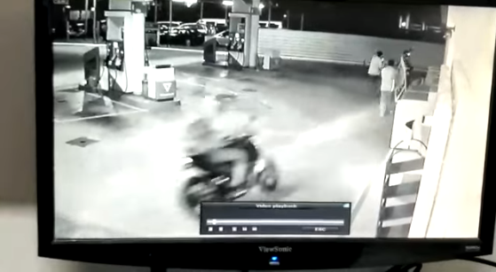 Brave Workers Foil Muar Petrol Station Robbery by Fighting Off Men Armed with Machetes - WORLD OF BUZZ 2