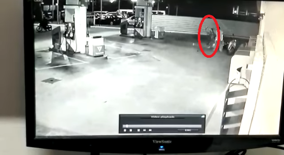Brave Workers Foil Muar Petrol Station Robbery by Fighting Off Men Armed with Machetes - WORLD OF BUZZ 3