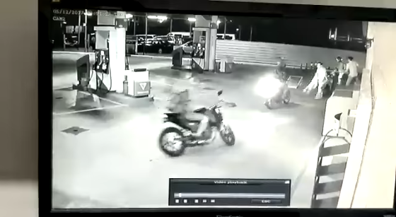 Brave Workers Foil Muar Petrol Station Robbery by Fighting Off Men Armed with Machetes - WORLD OF BUZZ 4