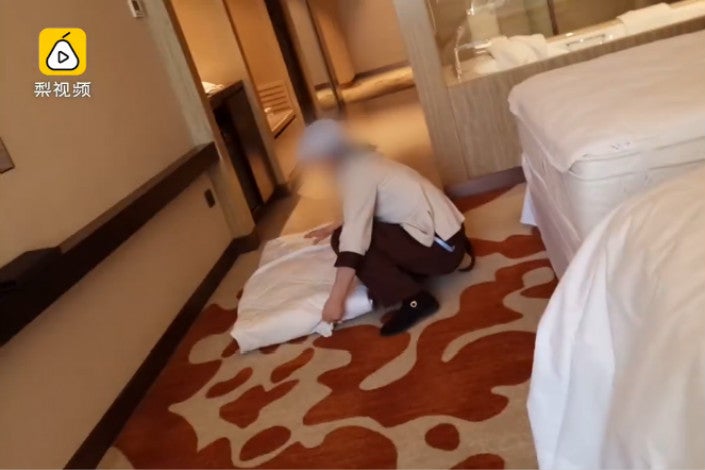 Cleaners at Five-Star Hotels Caught Using Toilet Brushes to Clean Customers' Cups and Sinks - WORLD OF BUZZ