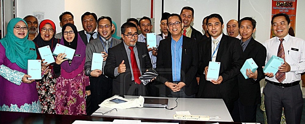 Here's What BN Has to Say About The Issue of The "Overpriced" Teacher Tablets - WORLD OF BUZZ 4