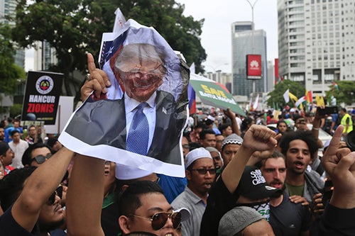KL Roads Now Congested as M'sians Gather to Protest Trump's Jerusalem Statement - WORLD OF BUZZ 2