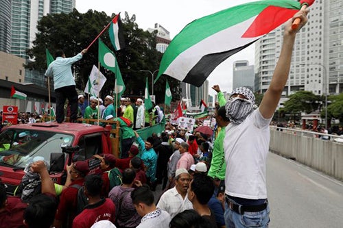 KL Roads Now Congested as M'sians Gather to Protest Trump's Jerusalem Statement - WORLD OF BUZZ