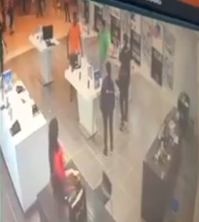 M'sian Fights With Shop Staff After Telling Him To Bring Spoilt Phone To Service Centre - World Of Buzz 2