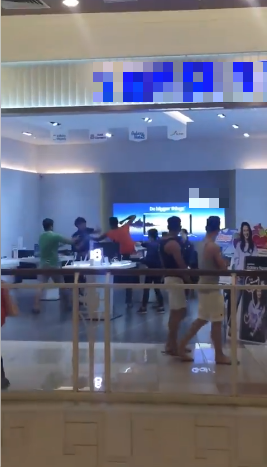 M'sian Fights With Shop Staff After Telling Him To Bring Spoilt Phone To Service Centre - World Of Buzz 3