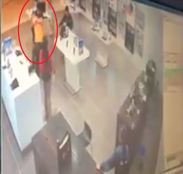 M'sian Fights With Shop Staff After Telling Him To Bring Spoilt Phone To Service Centre - World Of Buzz