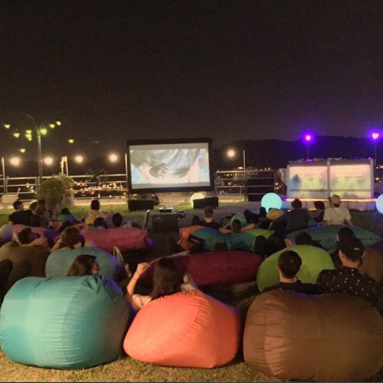 M'sians Can Watch Classic Christmas Movies Under The Stars This December! - WORLD OF BUZZ 5